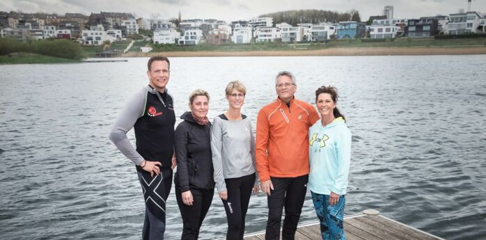 Daniel Schulte-Kump (links) mit Teilnehmern der Laufgruppe am Phoenixsee