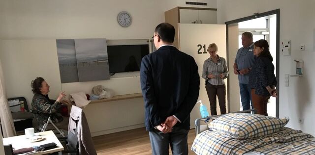 Besuch von Herrn Gang Wang im Hüttenhospital - Im Gespräch mit einer Patientin